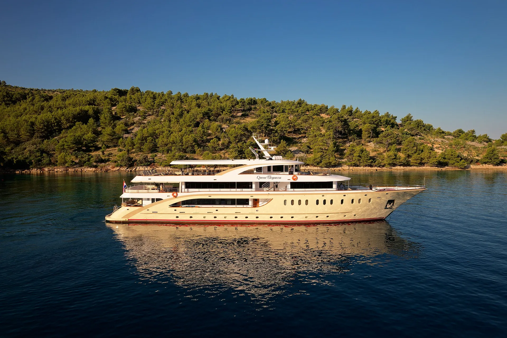 Queen Eleganza 3
