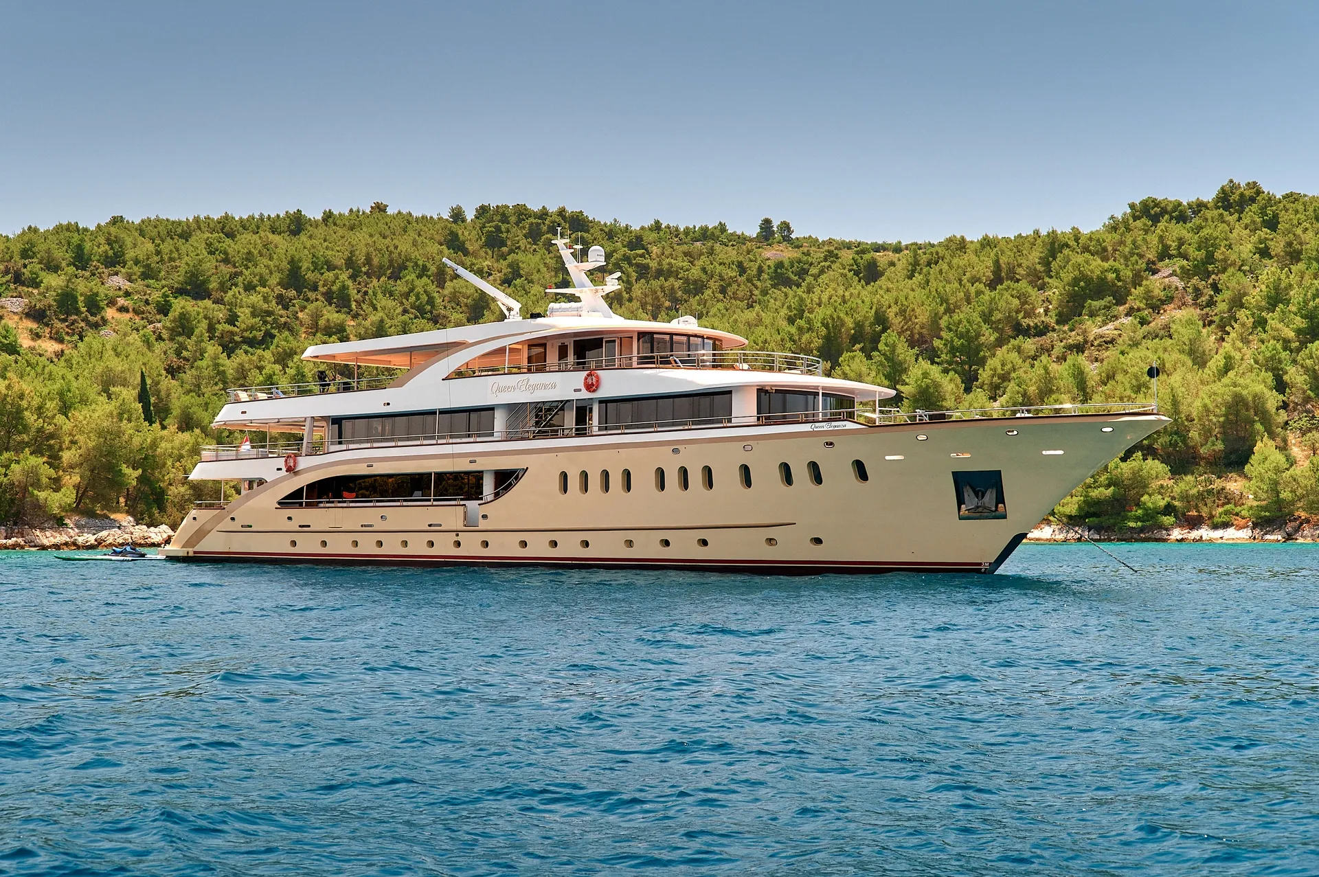 Queen Eleganza 4